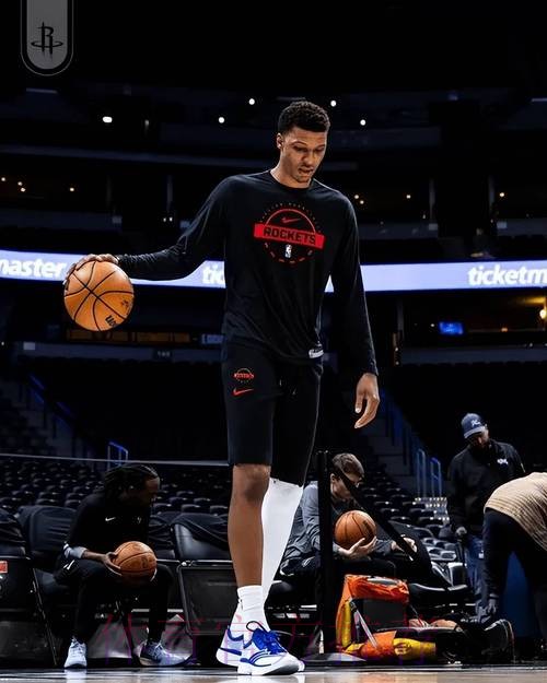 严阵以待！火箭官媒晒众球员赛前热身训练照：周日晚间篮球